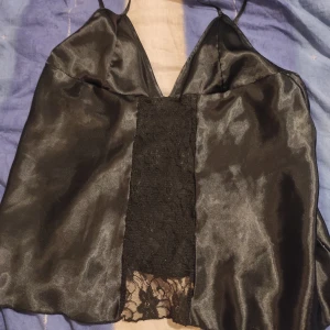 Linne - Linne/lingerie linne med spets. Köpt second hand men alldrig använd av mig för att den inte rikting passar💗