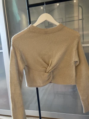 Stickad tröja - Superfin unik beige stickadtröja med en gullig design längst ner⭐️ Aldrig använd och jättebra skick!