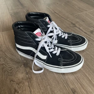 Vans Skor - Svarta höga Vans jag använt fåtal gånger, inga defekter💓köpta för 900kr