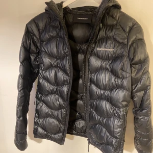 Peak performance jacka - Peak performance, tunn dunjacka. Köpte för 1500kr! Den är sönder i ena fickan därav priset. 