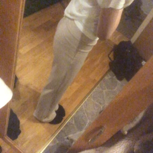 Byxor som är stretchiga!! - Hej, dessa har jag haft i ungefär 1,5 år och nu har jag inte kvar ett intresse för de, och jag som är 1,72 så sitter dessa byxor lite långt upp i benen. Jag vill sälja de för 150 kr och dessa byxor är beige. Skriv om ni är intresserade!! 