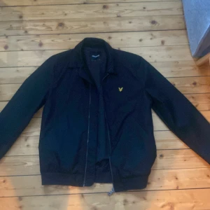 Lyle & scott jacka - Lyle & Scott bomberjacka storlek M. Använd en gång på grund av att den va för liten.
