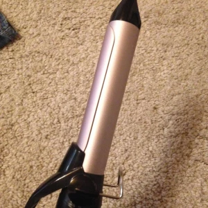 Locktång - Säljer denna locktång för 150 kr. Den är från BaByliss Paris. Varken för kort eller för lång. Perfekt i resväskan!