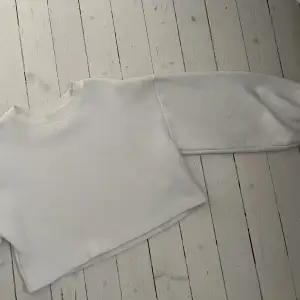 Croppad vit tröja med detaljer på ärmarna. från Zara. Storlek small