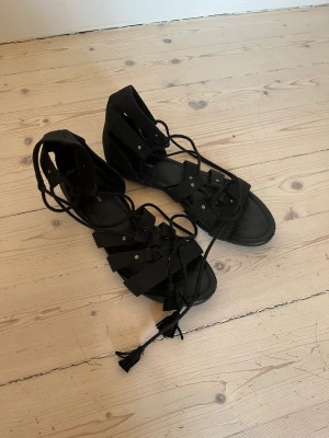 Sandaler  - Sköna sandaler till sommaren. Säljer pga för stora. Använd endast på bild. 