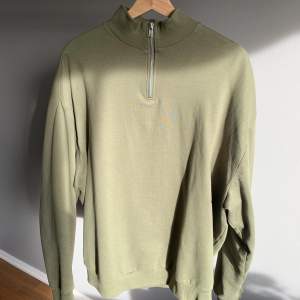 Säljer en halfzip sweater. Nästan aldrig använd.