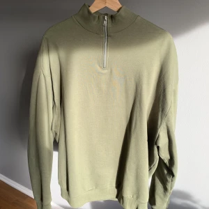 Halfzip sweater - Säljer en halfzip sweater. Nästan aldrig använd.
