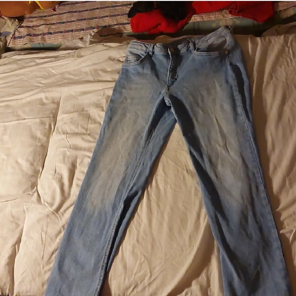 Säljer mina demin  jeans i storlek 44 för dom är för små vid midjan  KÖPAREN STÅR FÖR FRAKTEN . Jeans & Byxor.