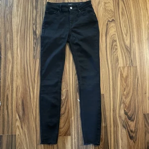 Svarta skinny jeans - Skinny jeans, bra skick utan vita tvättsträck. Står storlek M/34 men passar mig som brukar ha 36. Jag är 163 cm