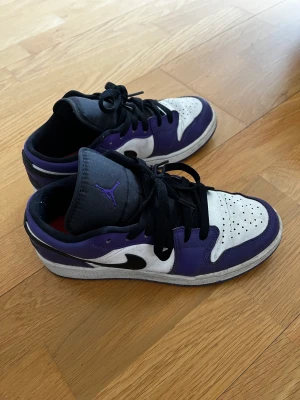 Air Jordan 1 Lila - Säljer mina jordans då de är lite små för mig!