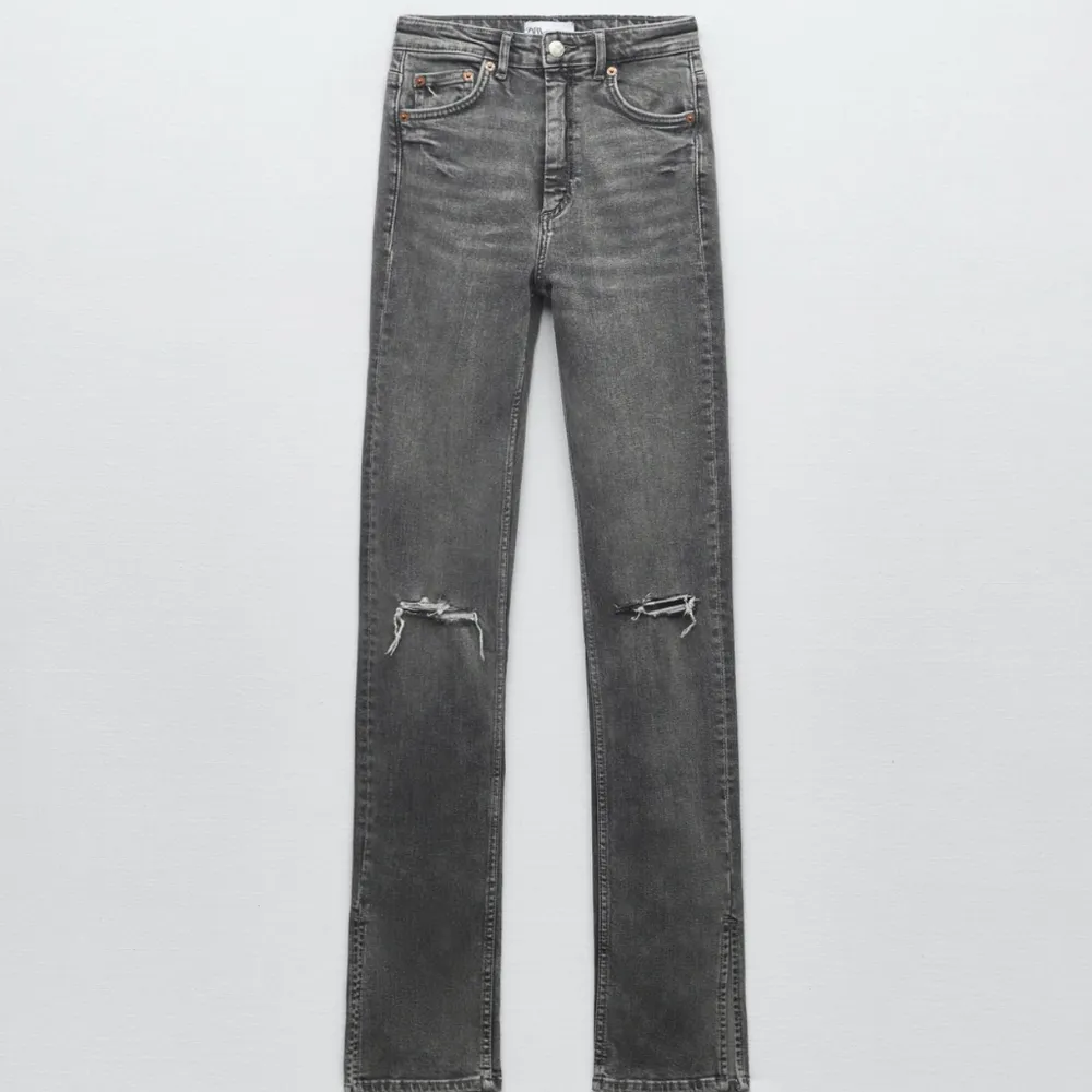 Jätte snygga och sköna jeans. Dom är stretchiga och sitter väldigt fin. Det är samma modell på jeansen som på första bilden men mer mörka💕. Jeans & Byxor.