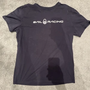 Sail racing tshirt - Säljer denna sail racing T-shirten för att jag använder den inte har använt den 3gånger och den är i väldigt bra skick skriv om ni har några frågor