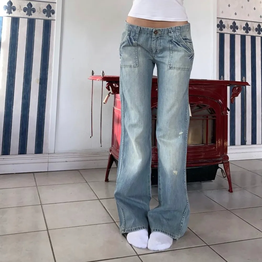 (De två första bilderna är lånade) Ett par jättefina jeans som jag köpte på plick, men nu säljer vidare då dom inte passade. Bra kvalitet, och helt oanvända från min sida!💗 innerbenslängd: 81cm, midjemått: 85cm. Jeans & Byxor.