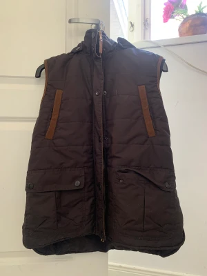 Väst  - Brun väst från Hööks. Använd men i bra skick! Med luva.