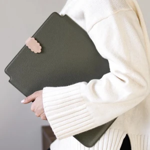 Datorfodral - Jättefint grönt datorfodral i veganskt läder! Passar till MacBook pro och air!