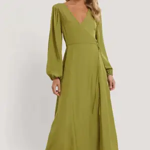 Superfin grön omlottklänning. Den är ankellång och i ett satinliknande material. Säljer endast för att den är för liten… Perfekt till våren 💞