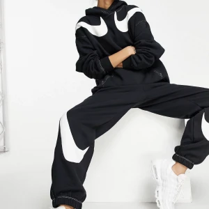 Nike Sweat Set - Nike Swoosh-logo Sweat Set in black and white. Size XS, but can also be worn by S. Not new.