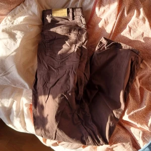 Bruna jeans - Ett par bruna jeans/byxor ifrån kappahl. Säljes då dem inte längre passar eller används💓🫶🏻 Modellen på byxorna heter Vanja.