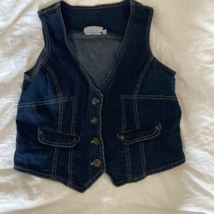 Jeansväst - Jeansväst:) Använt några gånger men har svårt att styla den:))💗💗💗