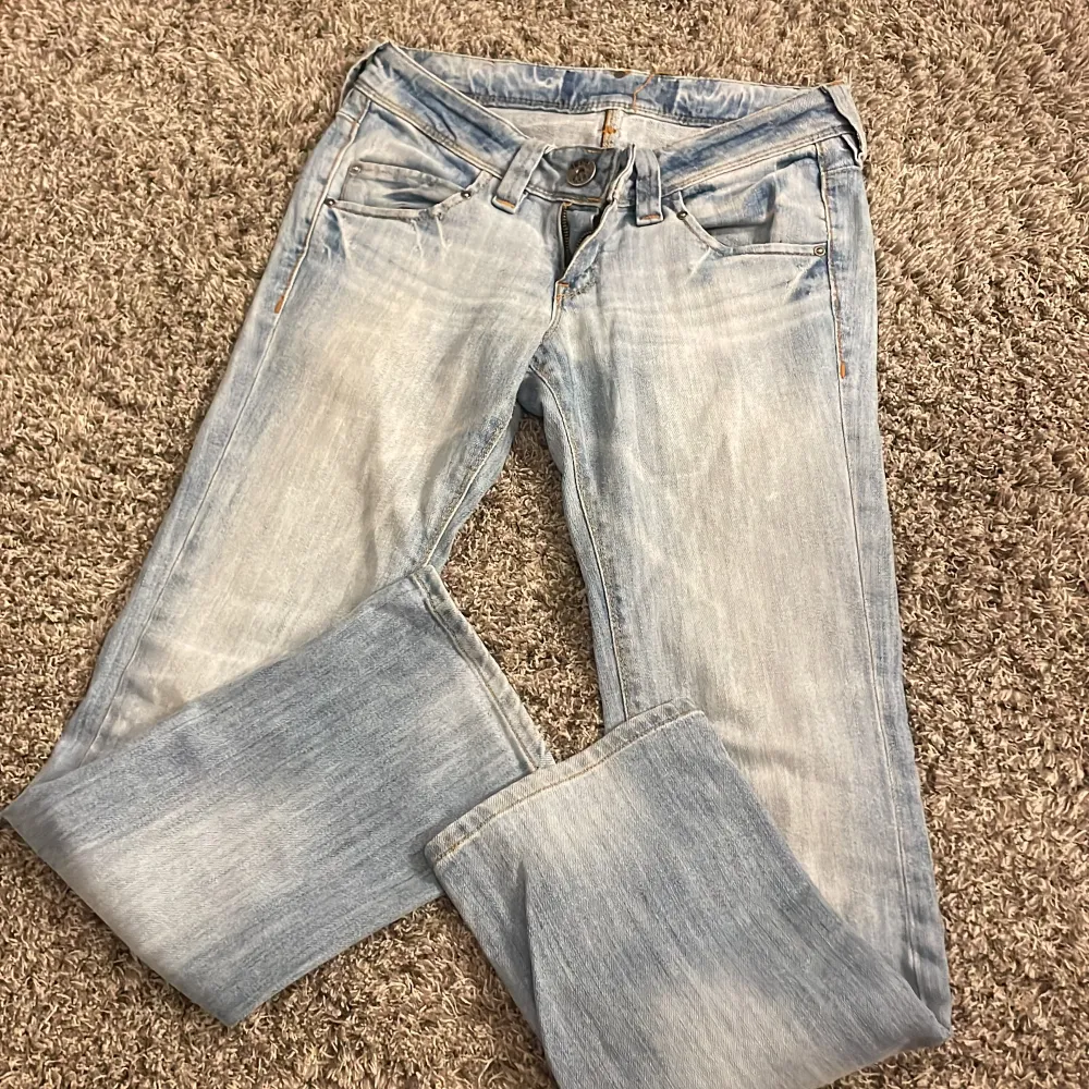 Väldigt låga gamla Lee jeans, önskar jag kunde ha dessa men tyvärr lite små på mig! Är runt 170 och tycker dom är helt okej i längden, hade gärna haft dom nån cm längre på mig💗 Midjemåttet är mellan 80-82 och innerbenslängden är runt 77-80 cm🙌🏻. Jeans & Byxor.