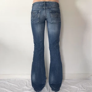 lågmidjade jeabs - säljer fler jeans använd köp nu! midja:76 innerben:82 💋 jag är 169 och w28 som referens (lite slitna i benslutningen)