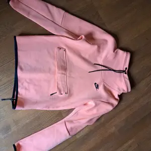 Min son säljer en Nike sportswear tech Fleece long sleeve funnel neck topp, den ser kanske rosa ut men den är orange, Sparsamt använd  Endast seriösa köpare Allt annat undanbedes.