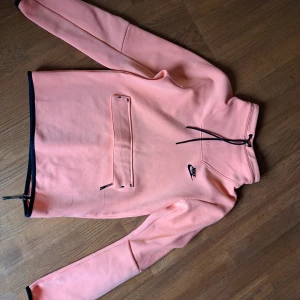 Nike sportswear tech Fleece long sleeve funnel neck top - orange - Min son säljer en Nike sportswear tech Fleece long sleeve funnel neck topp, den ser kanske rosa ut men den är orange, Sparsamt använd  Endast seriösa köpare Allt annat undanbedes.