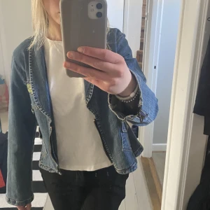 Jeansjacka  - Säljer denna vintage jeansjacka från Tuzzi