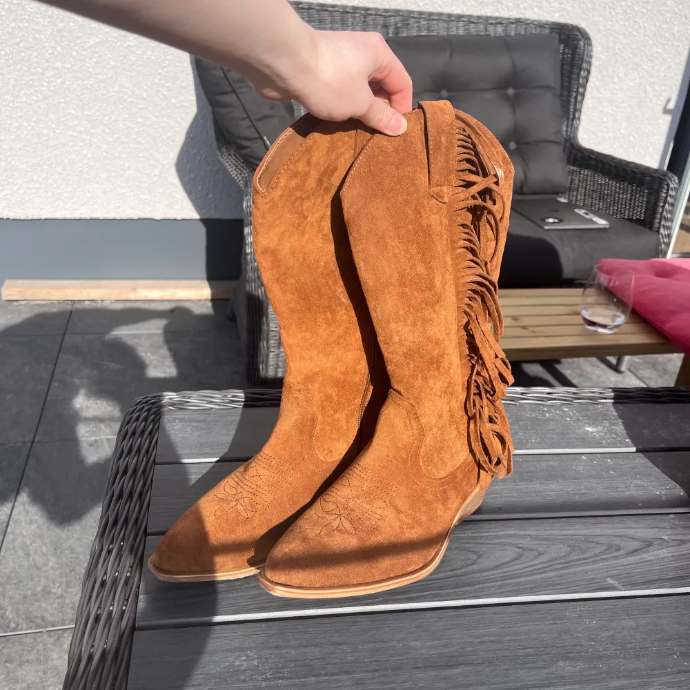 Snygga nästan helt oanvända cowboy boots med fransar i storlek 39💕💕 Frakten kan variera, vet om hur mycket exakt när jag paketerat det!. Skor.