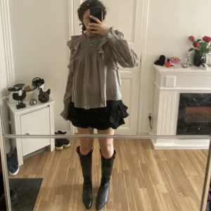 jeanskjol❤️‍🔥 - en supersnygg svart volangkjol i jeans 😍😍 den passar storlek s/m