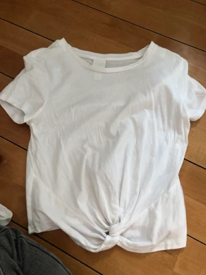 Basic t-shirt - Basic vit T-shirt med en knytning.