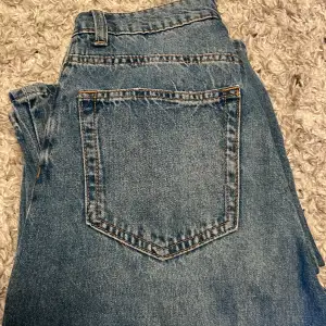 Fina highwaist baggy jeans från h&m. Dessa är jätte fina och ganska använda men ser helt okej ut. Andledningen till att jag säljer dessa är eftersom de inte passar in i min stil längre och bara sitter i garderoben. Köpt för 350kr möts ej upp.