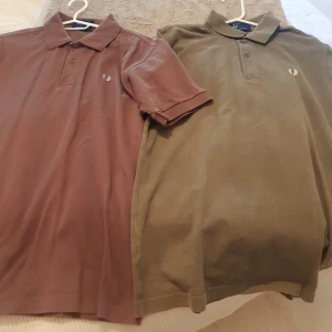 2 st Fred Perry pikétröjor  - 2 st Fred Perry pikétröjor 1 brun och 1 militär grön  150 kr st eller bägge för 200 