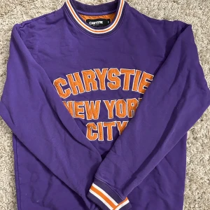 Sweatshirt  - Märkes sweatshirt i tjockare material knappt använd.( tryck INTE på köp nu) köparen står för frakt.💕