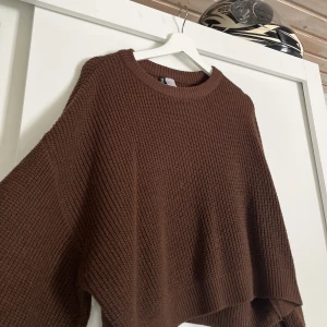 Cropped lång ärmad tröja - Jätte fin tröja. Säljer för den inte kommer till användning längre. Varm och gosig. 