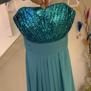 Festklänning  - En festklänning som använts 1-2 gånger och som är i bra skick. Kontakta mig innan ni trycker på ” köp nu”, tack!