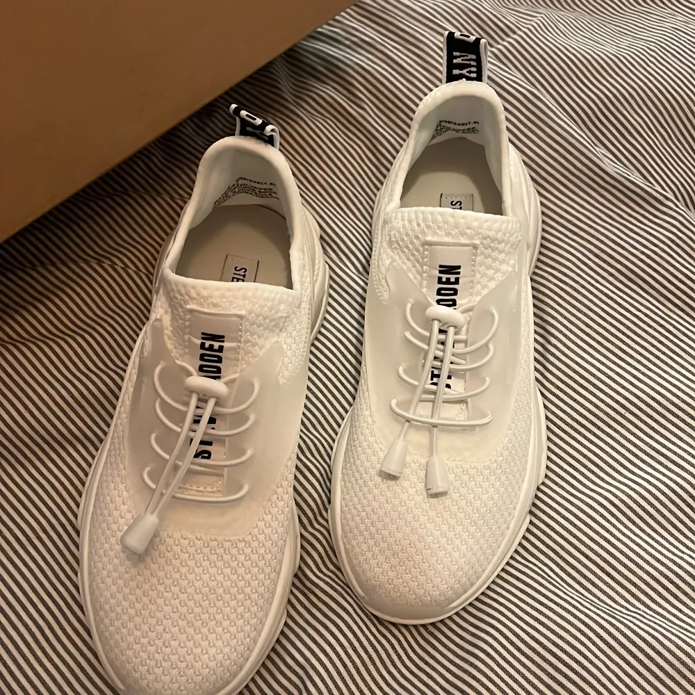 Säljer mina splittnya Steve Madden sneakers pga försmå.  Strl 38 men väldigt små i storleken så skulle säga strl 37. Helt oanvända, enbart provat dom. Nypris: 1149 . Skor.