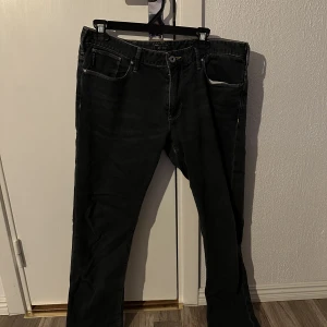 Armani jeans - Ett par armani jeans som har en snygg fade på sig,använda ganska mycket men fortfarande i väldigt bra skick. Med armani metall logga i bak