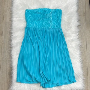 Blå klänning  - Oanvänd klänning med prislapp samt band till