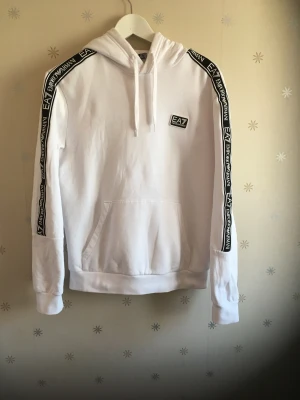 EA7 Emporio Armani - En EA7 tjock-tröja. Knappt använd, i nyskick. True to fit. Inga fläckar eller slitage.