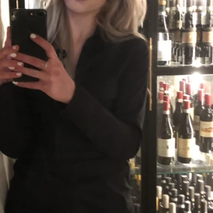 Svart skjorta  - Superfin svart skjorta från vero Moda (köpt secondhand)! Storlek M men väldigt liten i storleken så skulle mer säga att den sitter som en s/xs ❤️