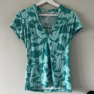 Topp - Turkos topp i strl s! Sitter jättefint och i väldigt bra skick