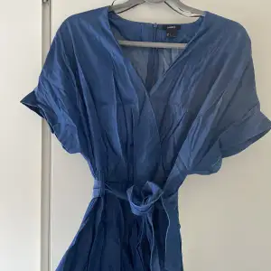 En superfin mörkblå denimklänning som slutar strax över knäna! Säljer då den tyvärr aldrig kom till användning! 