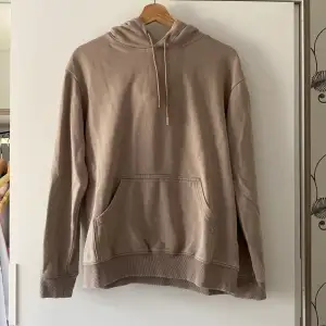 Superskön beige hoodie från H&M i storlek XS. Skulle säga att det passar upp till M beroende på hur man vill att det ska sitta. Metalldetaljen på ena snöret har ramlat av, annars inga defekter ❤️