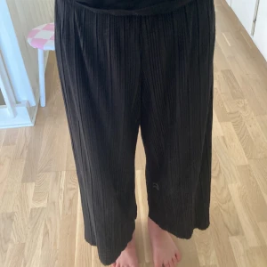 Byxor - Svarta byxor i bra skick, knappt använda