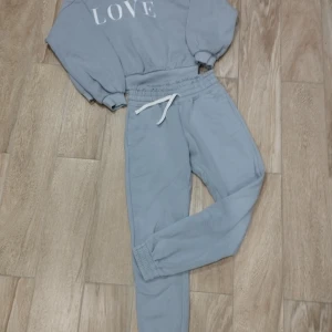 2 pack mjukisset (Barn) - 2 pack lila mjukisset "LOVE". Mjukisbyxor och tjocktröja ingår. Storlek: 134-140. Använd men i mycket god skick. 