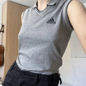 Adidas topp, grå - Bra skick! Använd och älskad. Köpte den pga fett cool, men insåg att jag passar bättre i varmare färger. Inga fläckar eller hål.