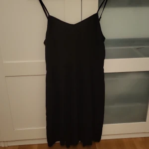 Klänning  - Jätte fin klänning. Man kan både ha den ute och till stranden. Har aldrig använt. Den är i storlek 40 men den passar mig som har storlek S. 