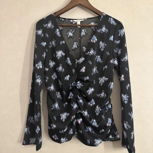 Långärmad blus - Långärmad din blus från H&M. Perfekt nu till sommaren. Använd max 2 ggr.