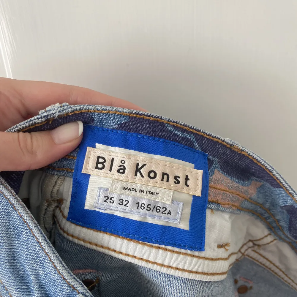 Säljer dessa super coola jeans från acne. De har används ett fåtal gånger och är i nyskick.. Jeans & Byxor.